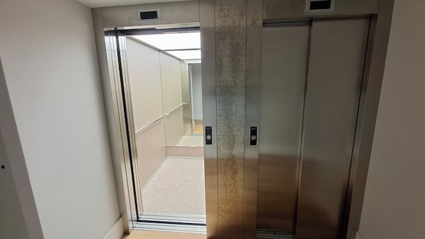 Un ascensor con detalles metálicos y un panel de control.