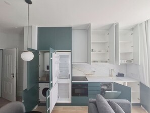 Fridge, microwave, oven, stovetop - Studio 302 • Lisbon • Balcony • Elevator • A/C (Lisbon)