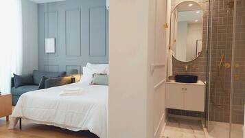 Iron/ironing board, travel cot, WiFi, bed sheets