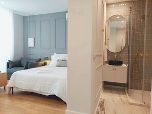 Iron/ironing board, travel cot, WiFi, bed sheets - Studio 302 • Lisbon • Balcony • Elevator • A/C (Lisbon)