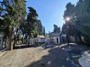 Ein Friedhof mit Grabsteinen und einer Kirche.