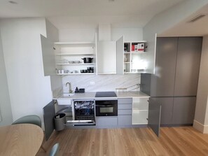 Kühlschrank, Mikrowelle, Ofen, Herdplatte