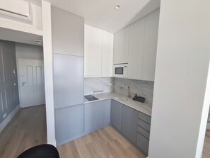 Kühlschrank, Mikrowelle, Herdplatte, Wasserkocher mit Kaffee-/Teezubehör