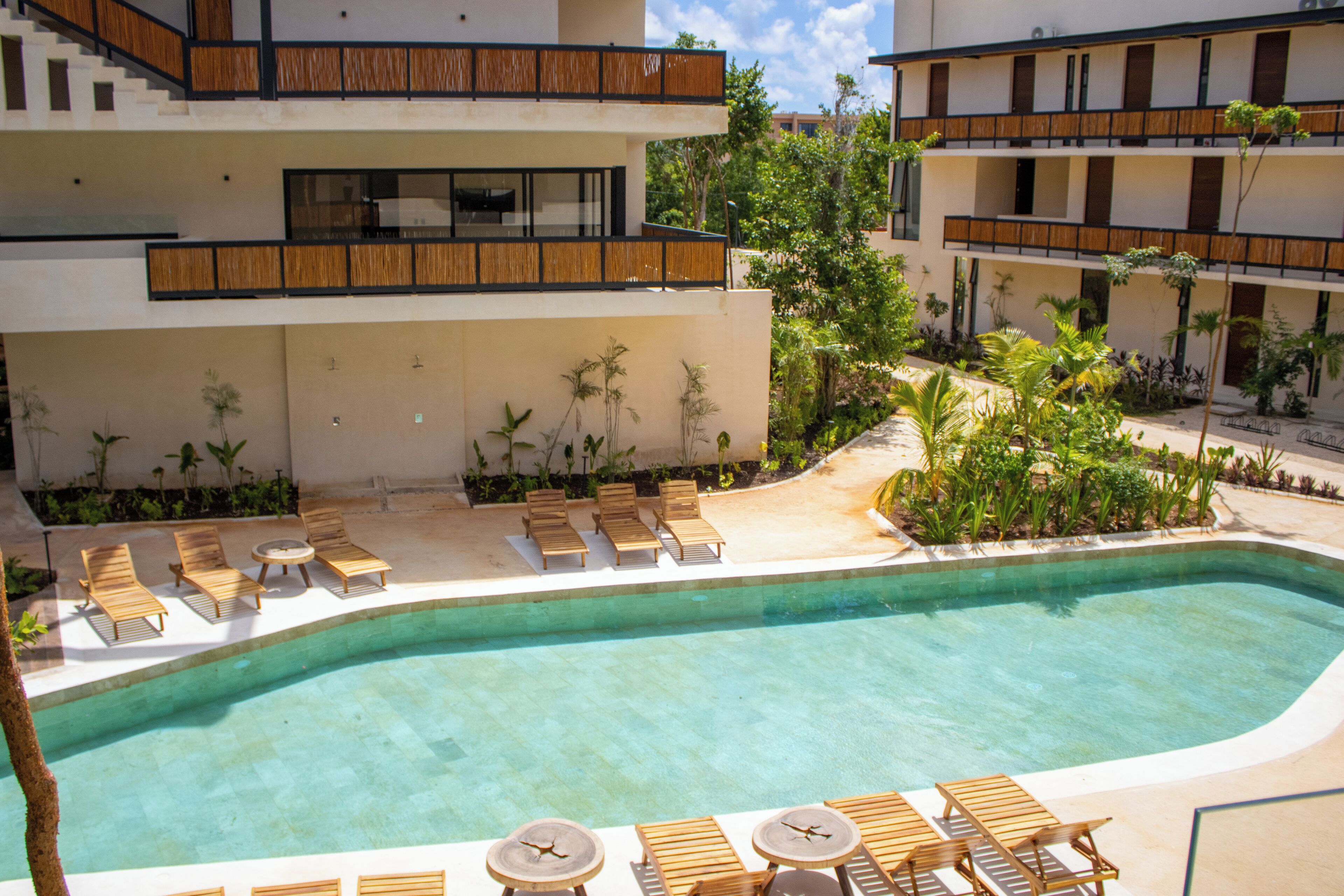 Una piscina techada, una piscina al aire libre