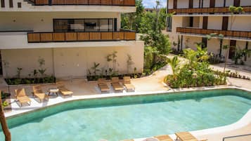 Una piscina techada, una piscina al aire libre