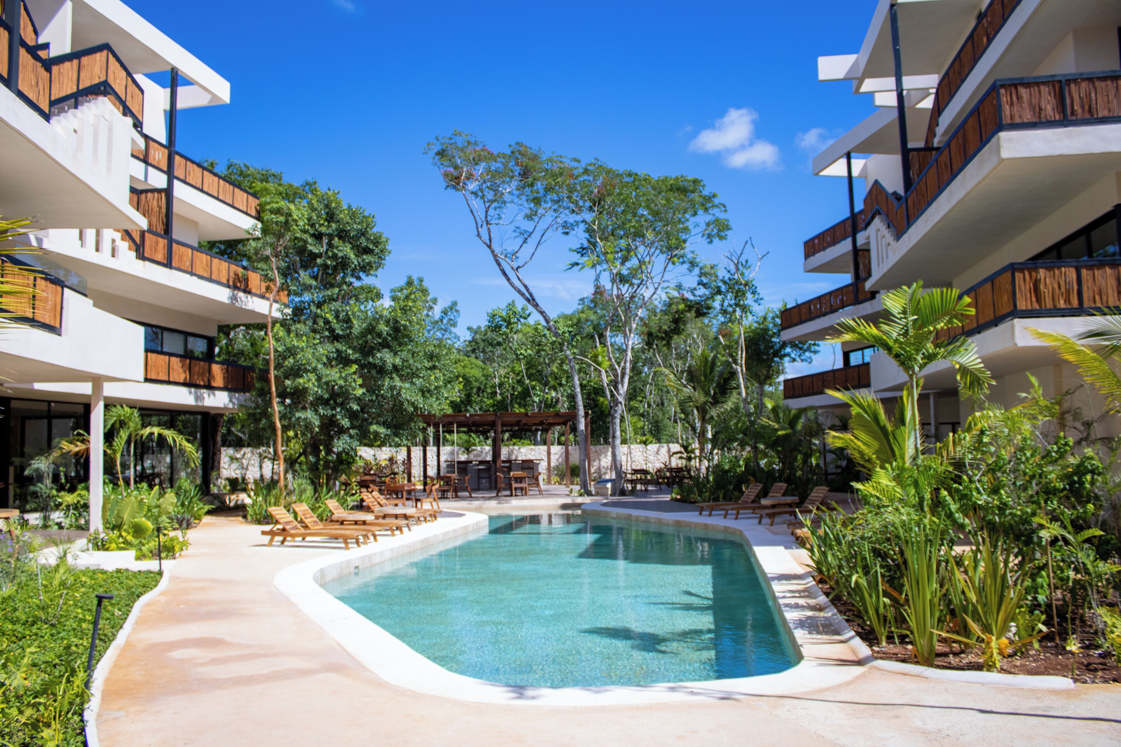 Una piscina cubierta, una piscina al aire libre