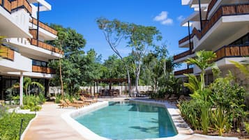 Una piscina cubierta, una piscina al aire libre
