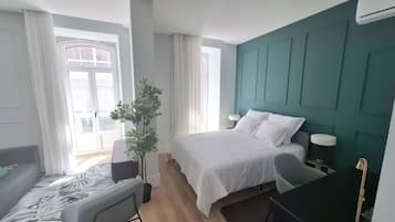 Tabla de planchar con plancha, cuna de viaje, wifi y ropa de cama
