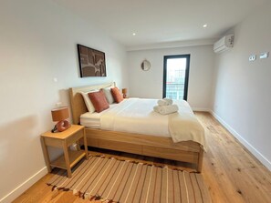 1 bedroom, travel cot, WiFi, bed sheets - Serenity Suite I (Setúbal)