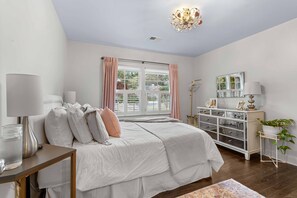 3 bedrooms, desk, iron/ironing board, free WiFi - Fenced Yard, Screened Porch, Near Emory & Downtown Decatur (Decatur)