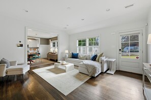 テレビ、書庫、PC モニター