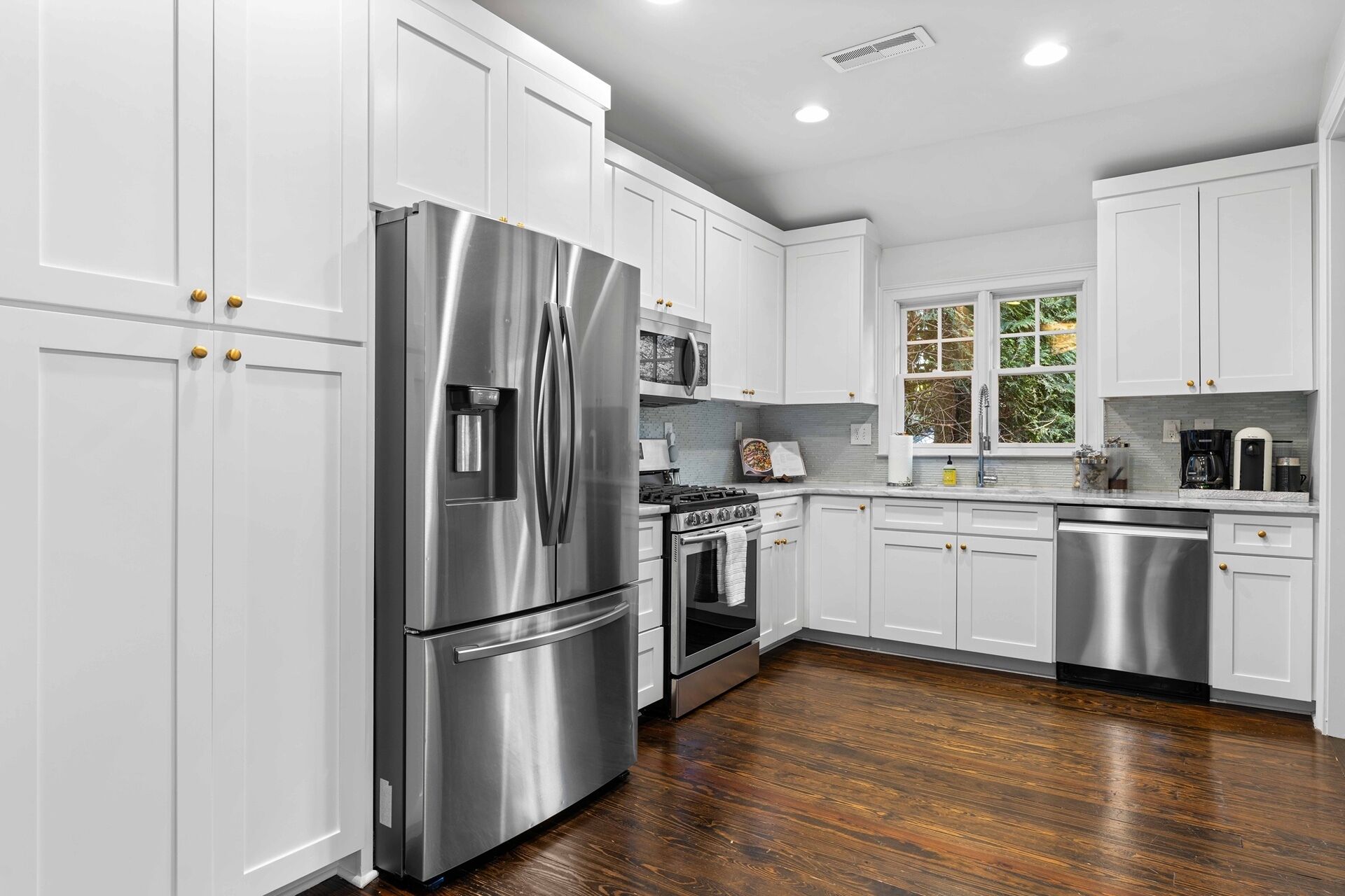 Fridge, oven, stovetop, dishwasher