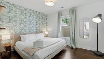 3 bedrooms, desk, iron/ironing board, free WiFi