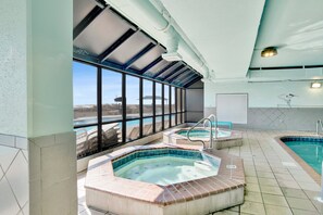 Alberca techada y alberca climatizada