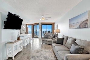 TV - Beachfront 1BR @ Phoenix X • Sleeps 4 • Gulf Views & Next to Flora-Bama (Orange Beach)