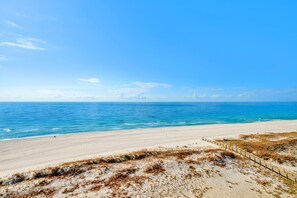 On the beach - Beachfront 1BR @ Phoenix X • Sleeps 4 • Gulf Views & Next to Flora-Bama (Orange Beach)