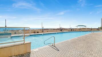 Alberca techada y alberca climatizada