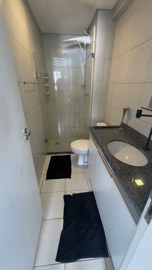 Serviettes fournies, papier toilette