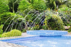 2 piscines extérieures