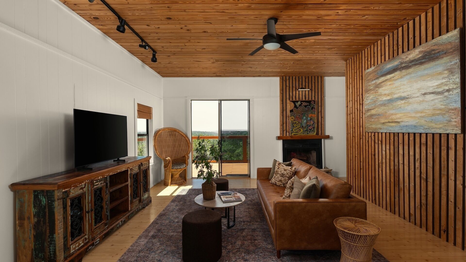 TV connectée, cheminée, livres