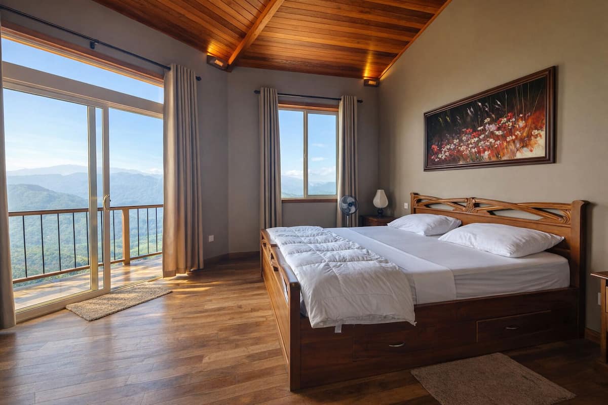 Une chambre dotée d’un grand lit, d’un plafond en bois et offrant une vue sur les montagnes grâce à de grandes fenêtres.