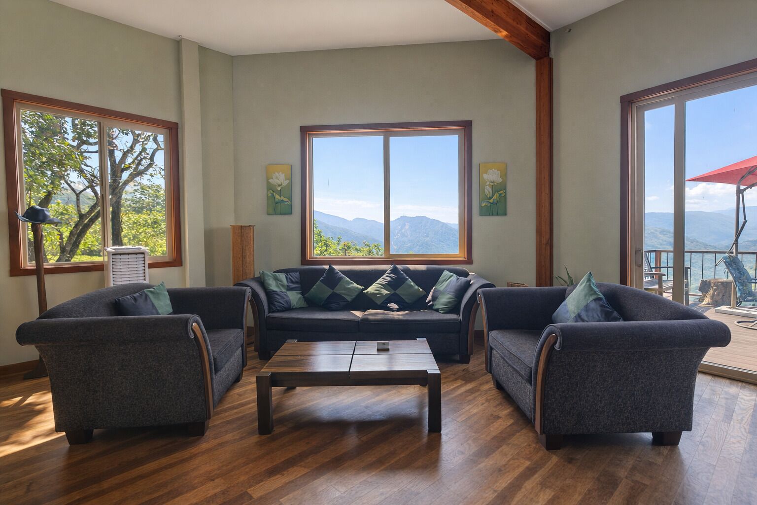 Vila lua de mel, sacada, vista para a montanha | Área de estar