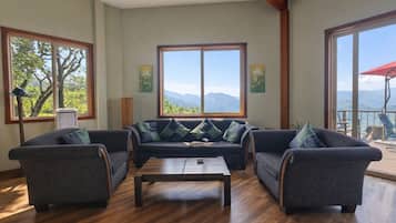 Vila lua de mel, sacada, vista para a montanha | Área de estar