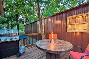 Outdoor dining - Rustic Daze is a charming rustic cabin in the heart of Hochatown . (Broken Bow)