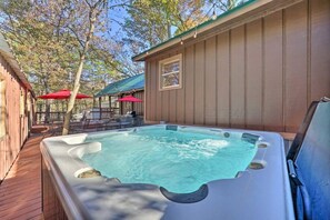 Outdoor spa tub - Daze Off is 2 cabins, 6 bedrooms with large hot tub in the heart of Hochatown. (Broken Bow)
