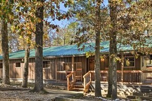 Exterior - Daze Off is 2 cabins, 6 bedrooms with large hot tub in the heart of Hochatown. (Broken Bow)