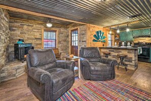 Living area - Daze Off is 2 cabins, 6 bedrooms with large hot tub in the heart of Hochatown. (Broken Bow)