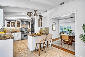 Fridge, microwave, oven, stovetop - Las Olas | Heated Pool | Jacuzzi | Alamanda Key | RESIDENCES (Fort Lauderdale)