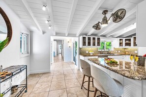 Fridge, microwave, oven, stovetop - Las Olas | Heated Pool | Jacuzzi | Alamanda Key | RESIDENCES (Fort Lauderdale)