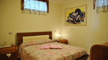 2 Schlafzimmer, Schreibtisch, Bügeleisen/Bügelbrett, kostenloses WLAN