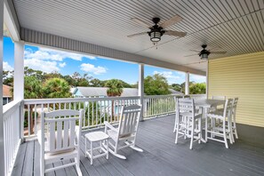 Outdoor dining - Beach Days Made Simple, Memories Made Easy | Heated Pool Access (Tybee Island)