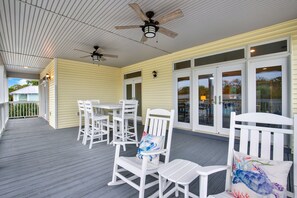 Outdoor dining - Beach Days Made Simple, Memories Made Easy | Heated Pool Access (Tybee Island)
