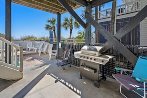 Terrace/patio - Oceanfront vacation rental with pool, hot tub, and game room—perfect for families and groups (North Myrtle Beach)