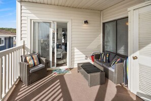 Terrace/patio - Cozy side-view ocean condo with balcony, pool access, and easy beachside living (North Myrtle Beach)