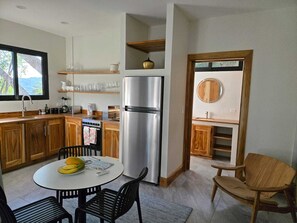Fridge, microwave, oven, coffee/tea maker - Casita de Vida 4.2, Guesthouse 1 Bdr, + 1 Bdr Casita option, Curu, Isla Tortuga (Paquera)