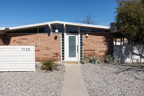 Exterior detail - Tucson Spring Escape | Stylish 3BR w/ Sunny Vibes (Tucson)