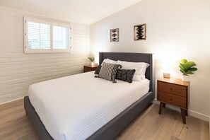 3 bedrooms, iron/ironing board, WiFi, bed sheets - Tucson Spring Escape | Stylish 3BR w/ Sunny Vibes (Tucson)