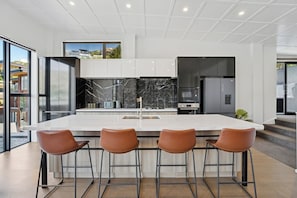 Private kitchen - Refined Luxury – Modern 3-Bedroom House by Marina (Queenstown)