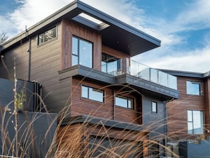 Exterior - Refined Luxury – Modern 3-Bedroom House by Marina (Queenstown)