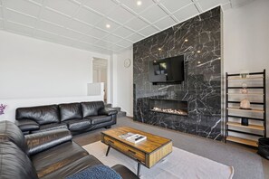 TV - Refined Luxury – Modern 3-Bedroom House by Marina (Queenstown)