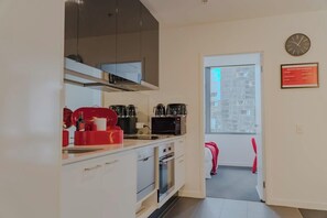 Fridge, microwave, oven, stovetop - Spacious 2B2B - City Central, Gym, Pool Spencer St (Melbourne)