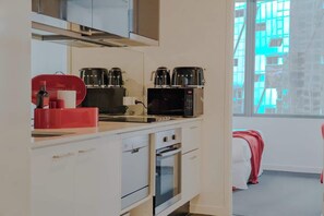 Fridge, microwave, oven, stovetop - Spacious 2B2B - City Central, Gym, Pool Spencer St (Melbourne)