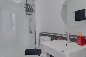 Shower, hair dryer, towels, shampoo - Spacious 2B2B - City Central, Gym, Pool Spencer St (Melbourne)