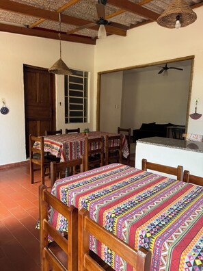 Standard-Zweibettzimmer, Terrasse, Blick auf den Innenhof | Speisen