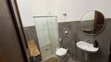 Standard Twin Room, Patio, Courtyard View | Bathroom