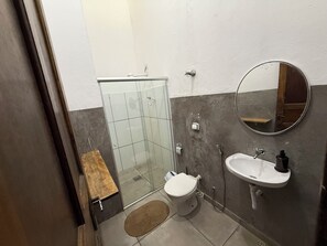 Standard-Zweibettzimmer, Terrasse, Blick auf den Innenhof | Badezimmer